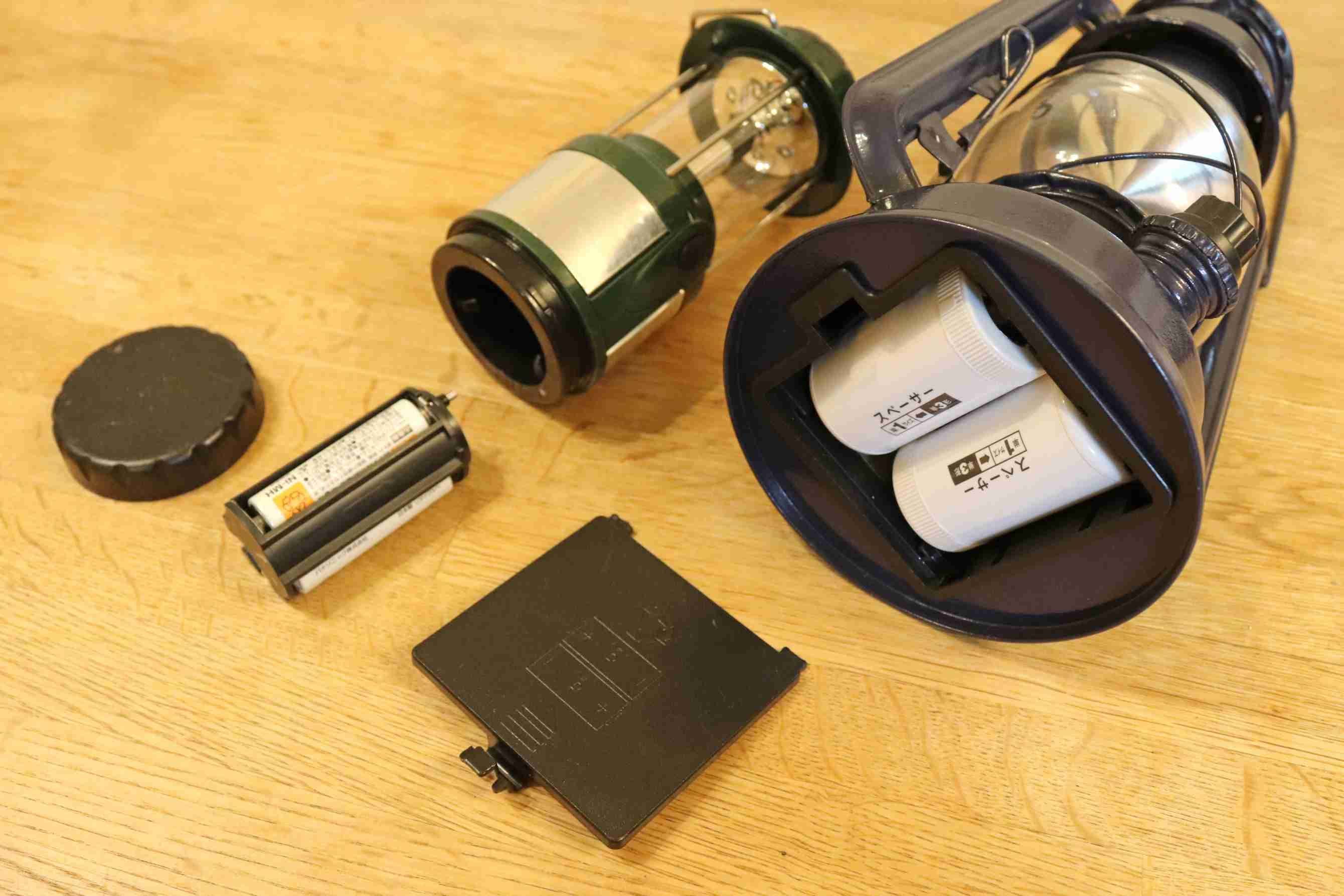 LEDランタンなど使う乾電池のサイズが一定でないものには、サイズを変換するスペーサーを使うと効率的です