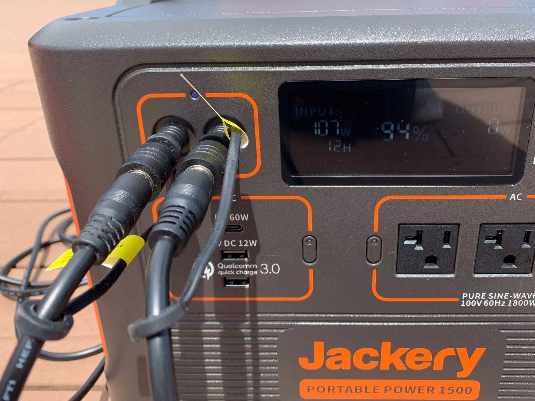 「Solarsagaアダプター」を使えば、「Jackery SolarSaga 100」のコネクターを2枚1組にして、合計4枚を接続