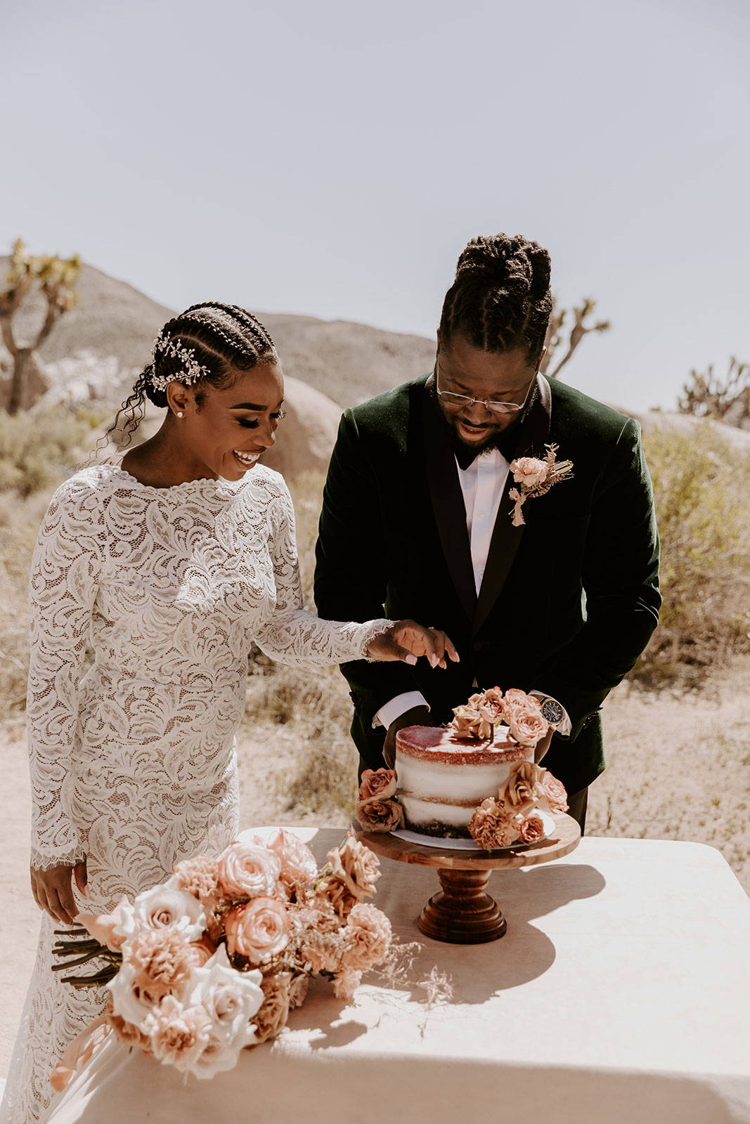 La novia cortando la tarta con el novio