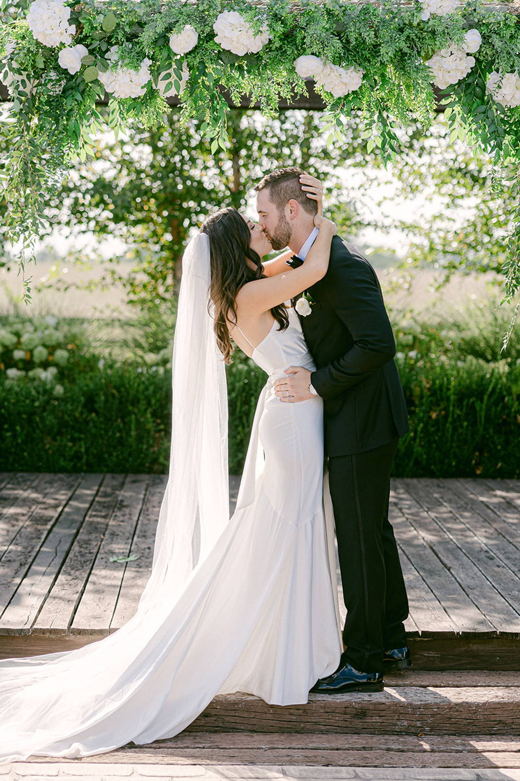 Braut und Bräutigam teilen einen Kuss