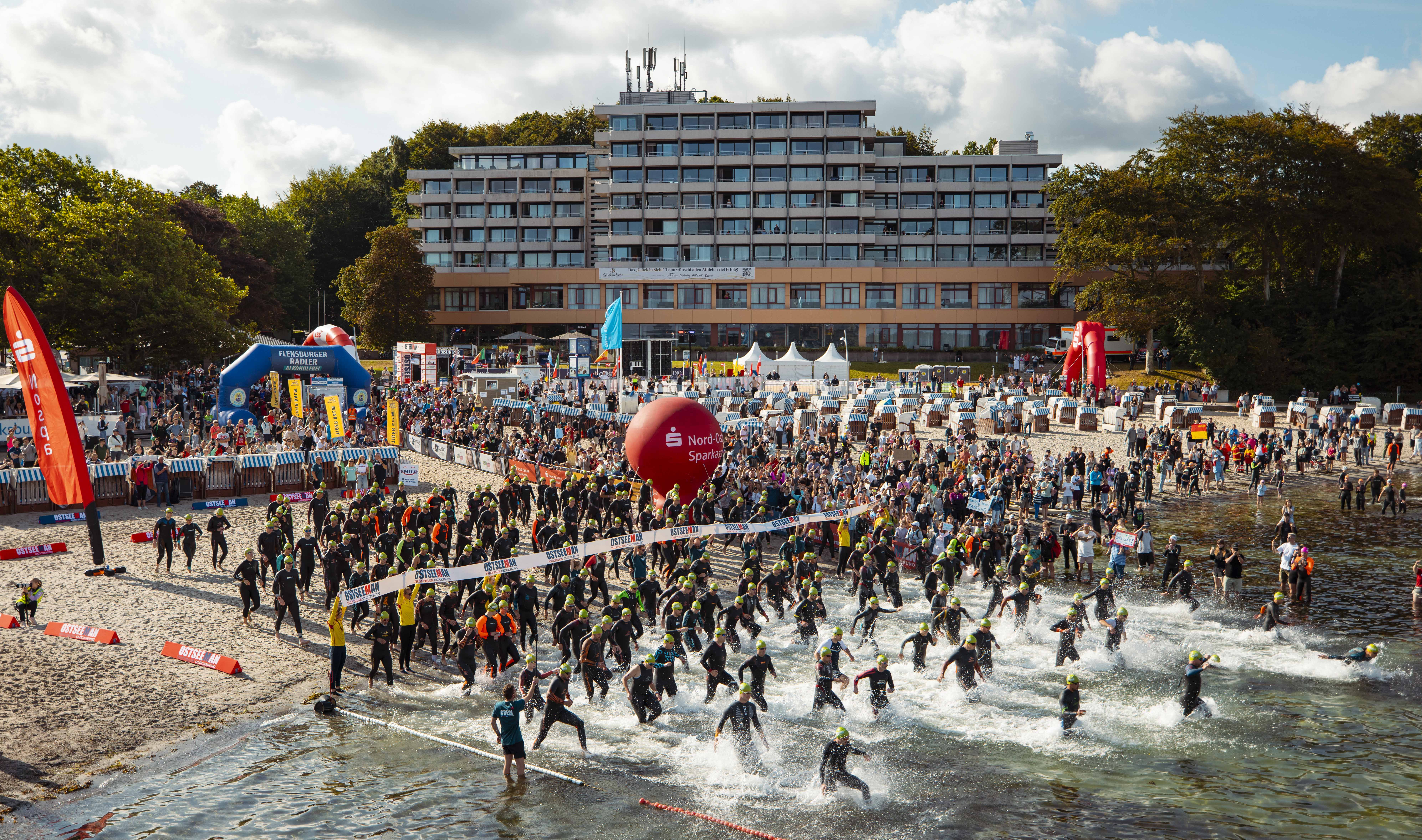 Der Schwimmstart des OstseeMan 2026 aus der Vogelperspektive fotografiert.