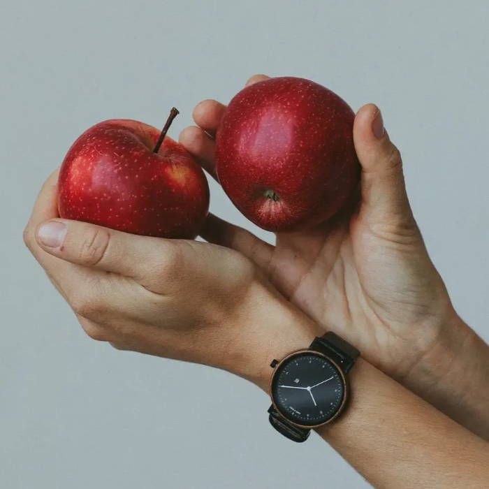 vegane armbanduhr gwen am handgelenk mit apfel apvelskin take a shot