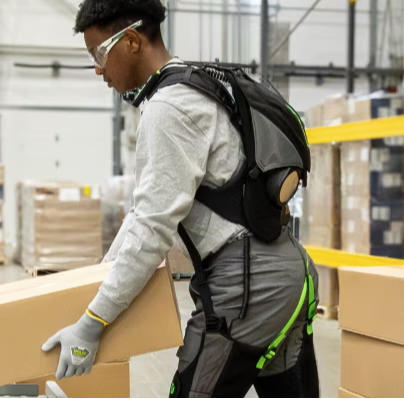 Image of worker wearing HexArmor SL0100 SafeLift