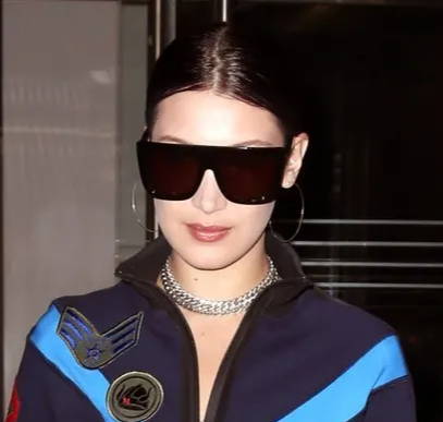 Bella Hadid portant des lunettes de soleil surdimensionnées