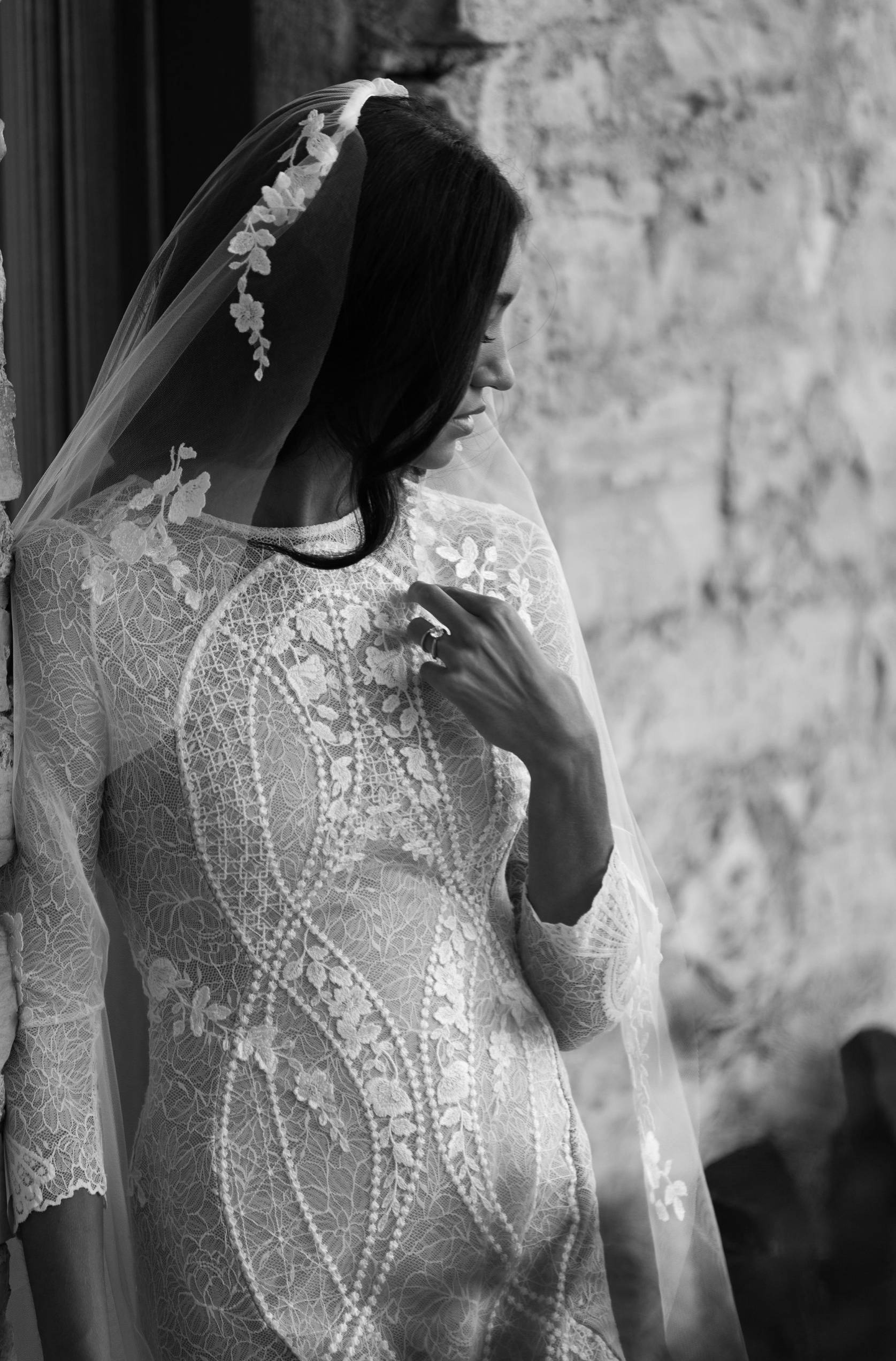Imagen en blanco y negro de una modelo con velo y vestido Pierlot