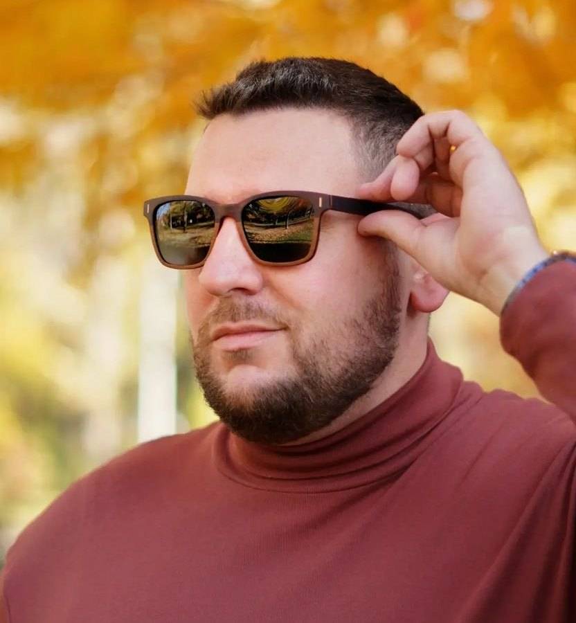 Man wearing Oxford, Polarized wooden sunglasses with Blue light protection 
