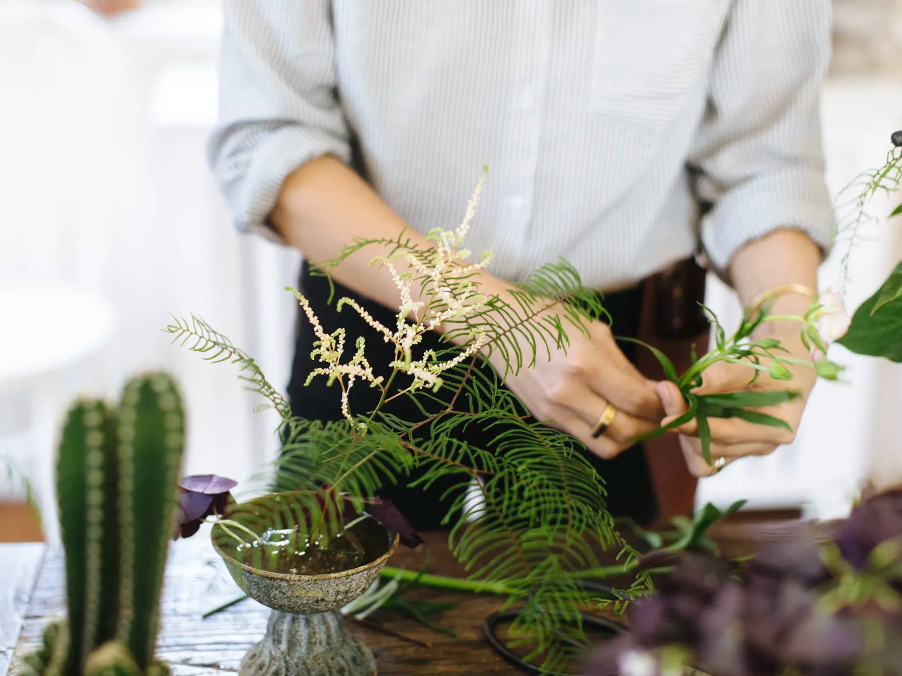 Melian Luna creating a botanical arrangement