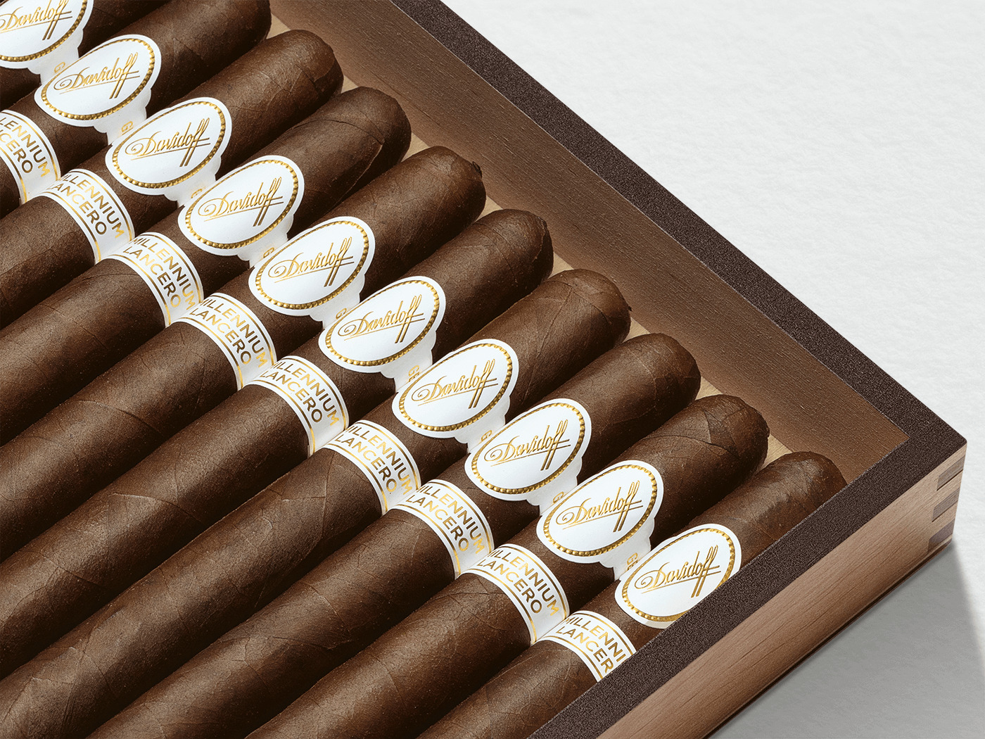 Geöffnete Kiste der Davidoff Millennium Lancero Limited Edition Collection mit 10 Zigarren drin. 