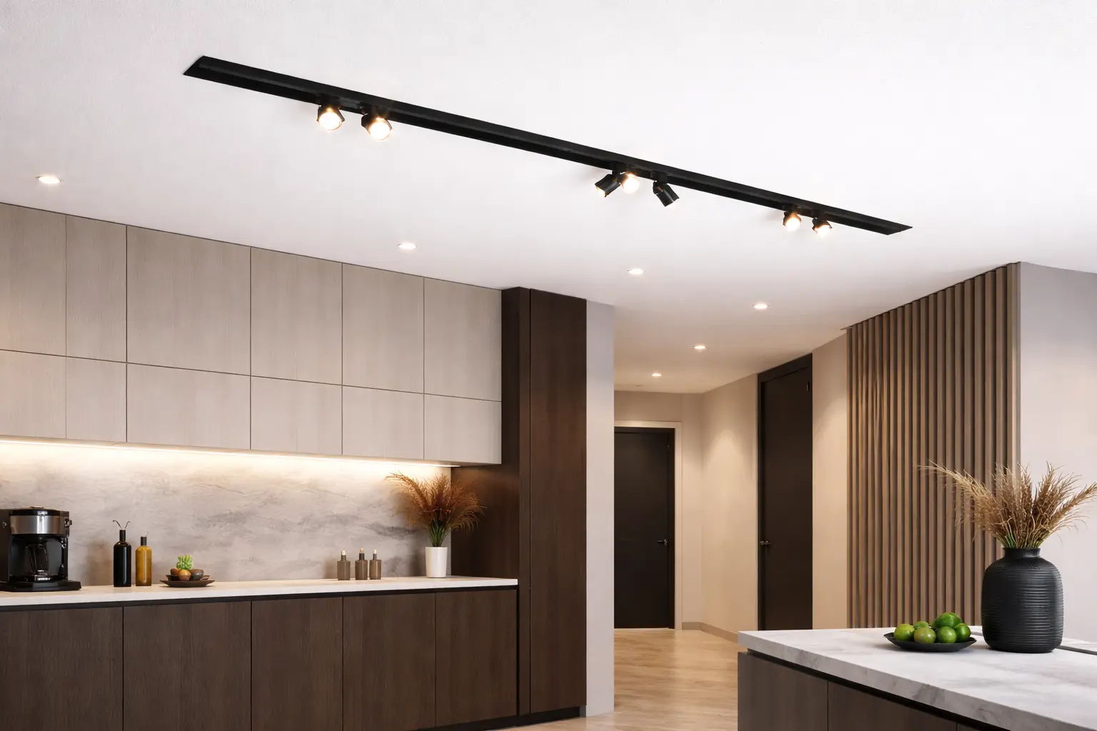 Sistema magnetico 48V da superficie con binario LED nero installato sul soffitto di una cucina moderna