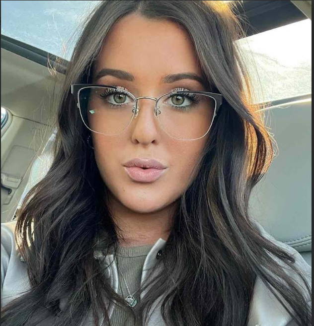 Femme portant des lunettes de lecture argentées enchantées, des lunettes semi-cerclées Cat Eye