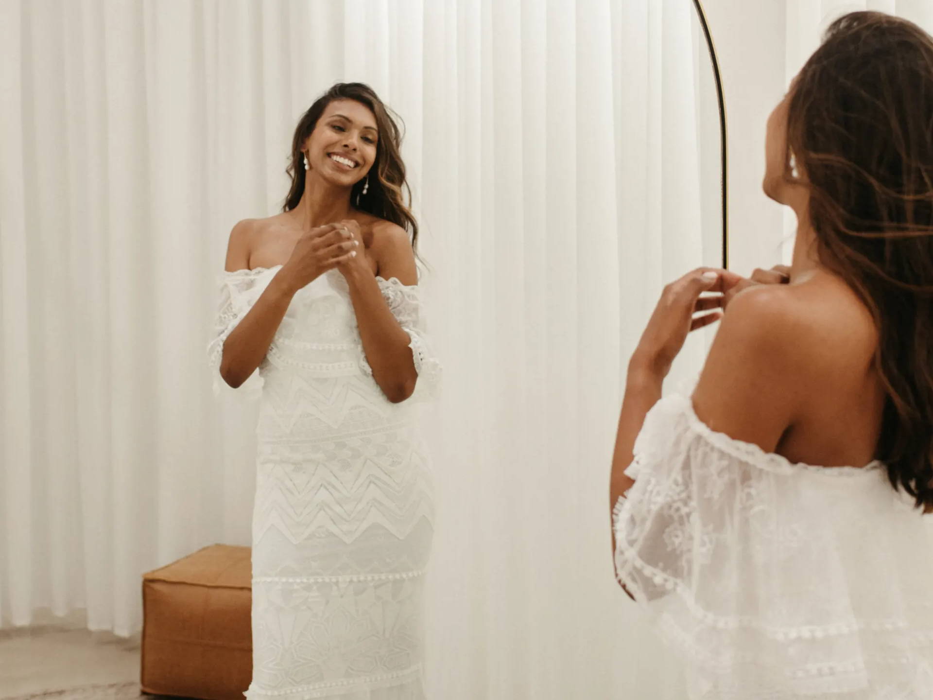 La mariée essaie la robe de mariée Emanuela dans le salon de mariage de Boston.