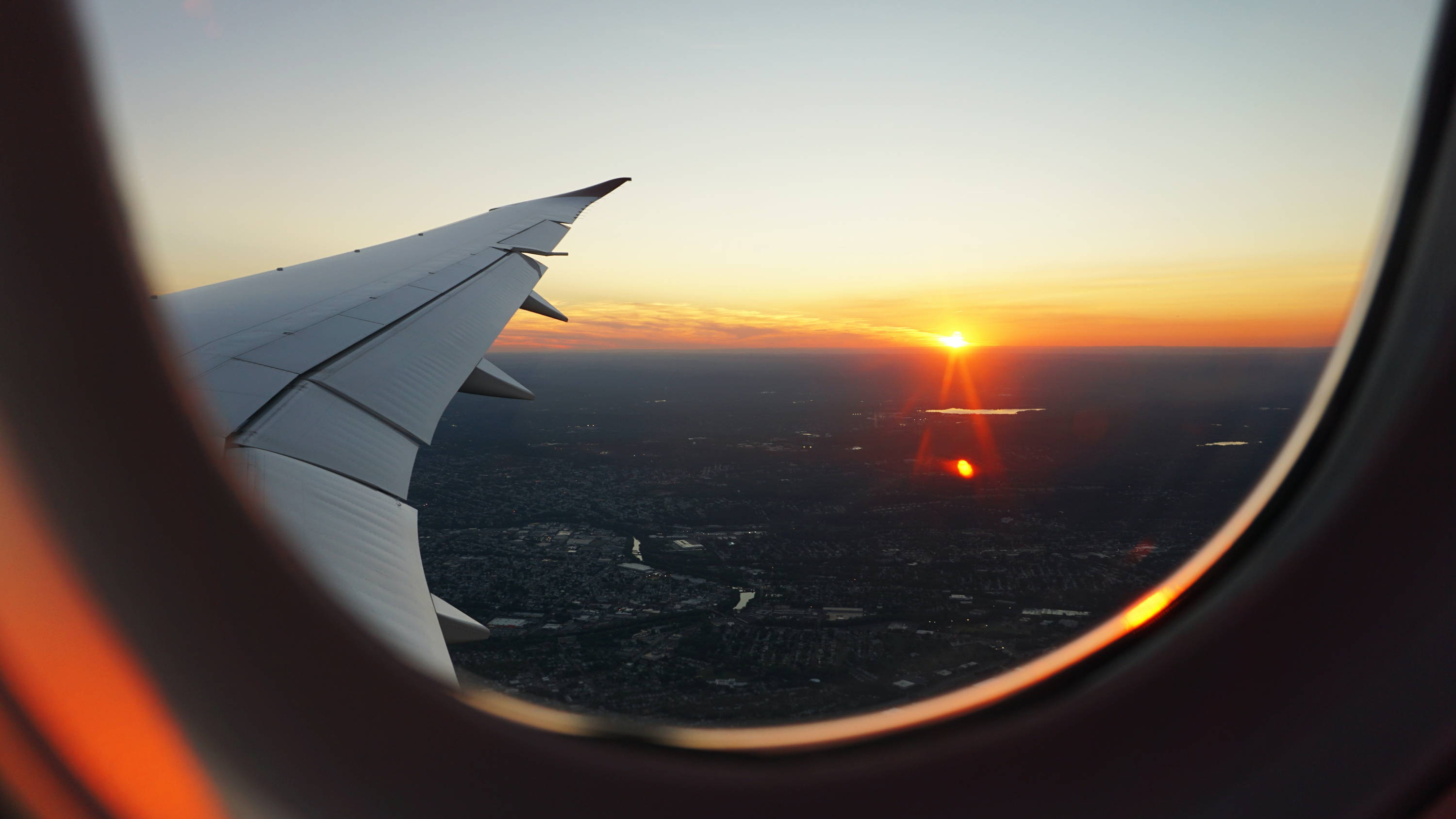 viajar en avión con puesta de sol