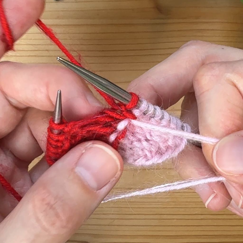 Farbwechsel stricken. Schritt 4.: Strick eine Masche und ziehe den Faden fest an.