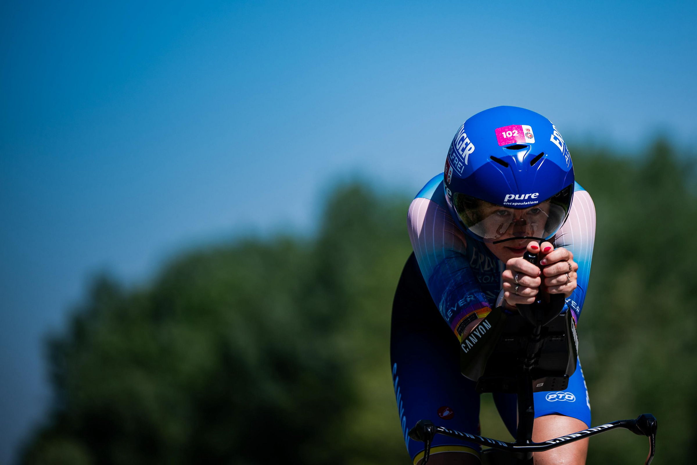 Caroline Pohle fokussiert auf dem Triathlonrad, Ansicht von vorn