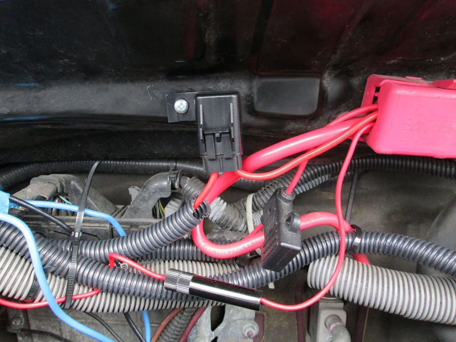 Battery red cover relay fuse holders wiring looms engine bay Frank's 2010 Toyota Yaris Shocker XL gallery photo 3