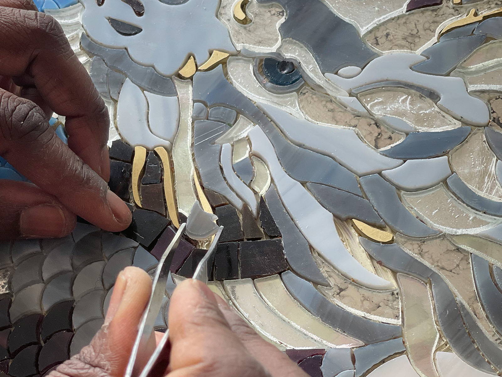 Detail von Sika Viagbo beim einsetzen eines Mosaikteilchens für das Davidoff Year of the Dragon Masterpiece Humidor Mosaik