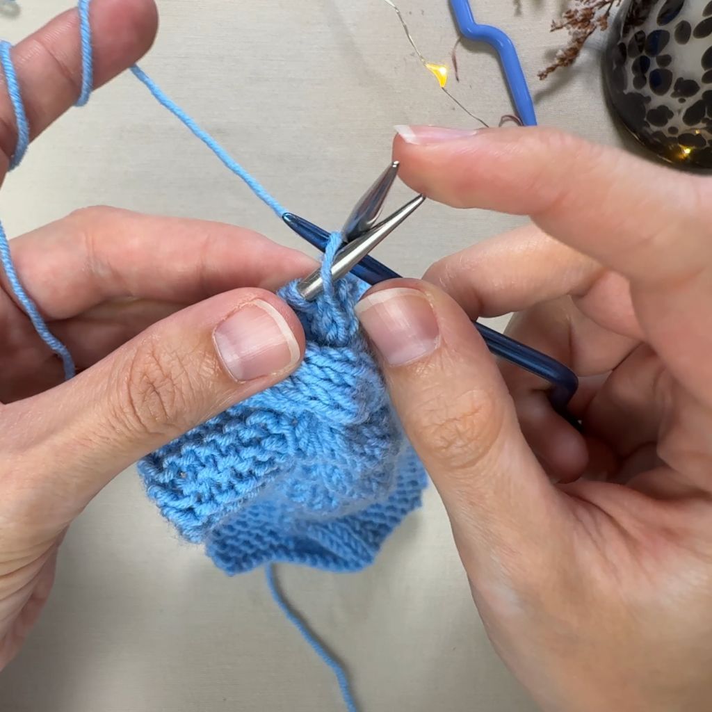 Linksgeneigten Zopf stricken: Schritt 1.