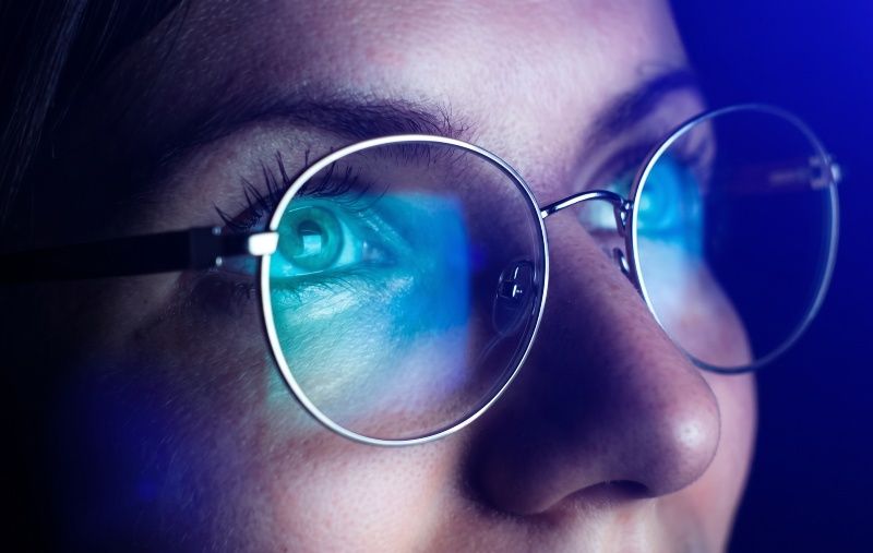 girl wearing Joy Silver blue light glasses while looking at screen