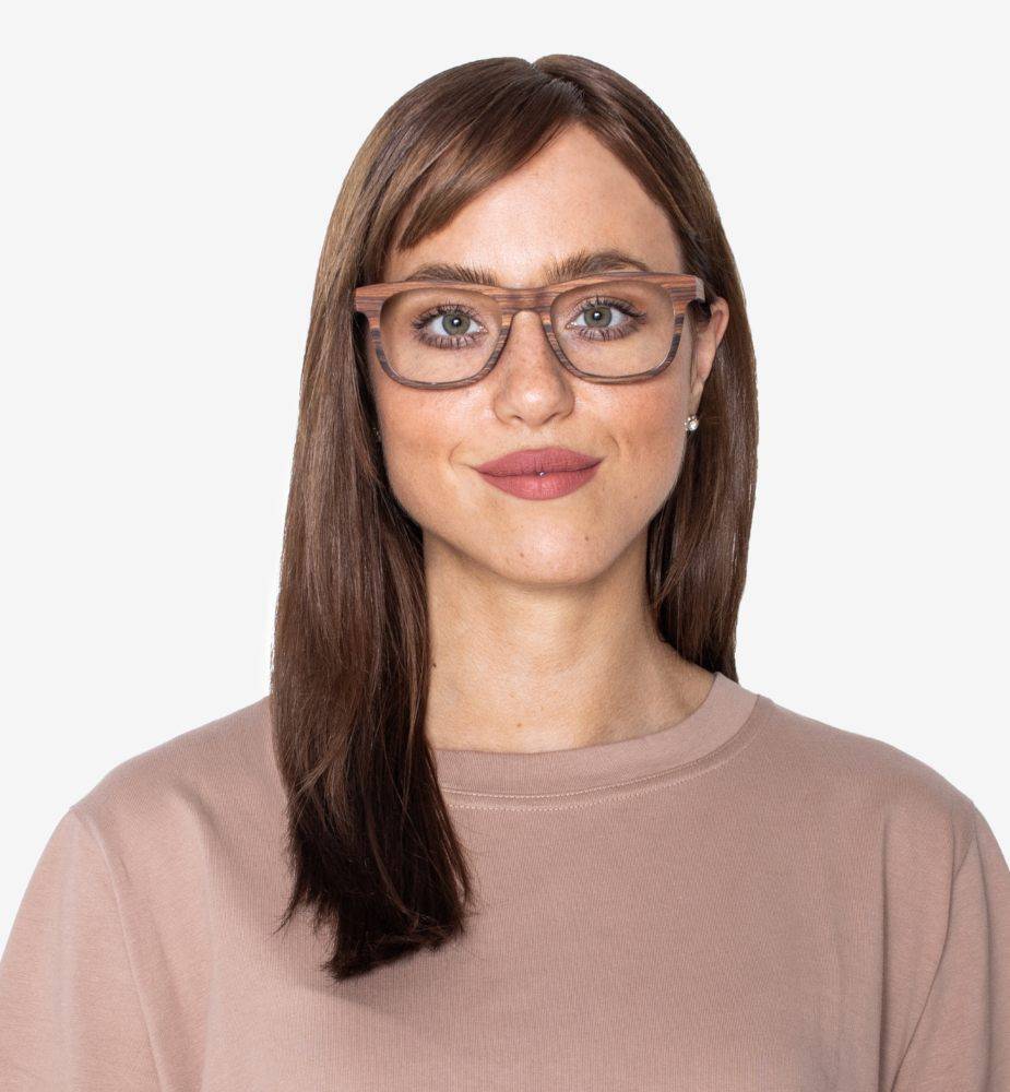 Femme au visage ovale portant des lunettes Brave Rose carrées en bois de rose avec une chemise marron clair