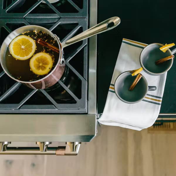 Making mulled wine with cinnamon sticks