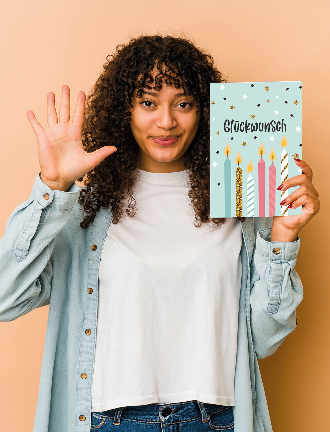 Eine junge Frau hält ein Buch und zeigt fünf Finger vor einem pfirsichfarbenen Hintergrund.