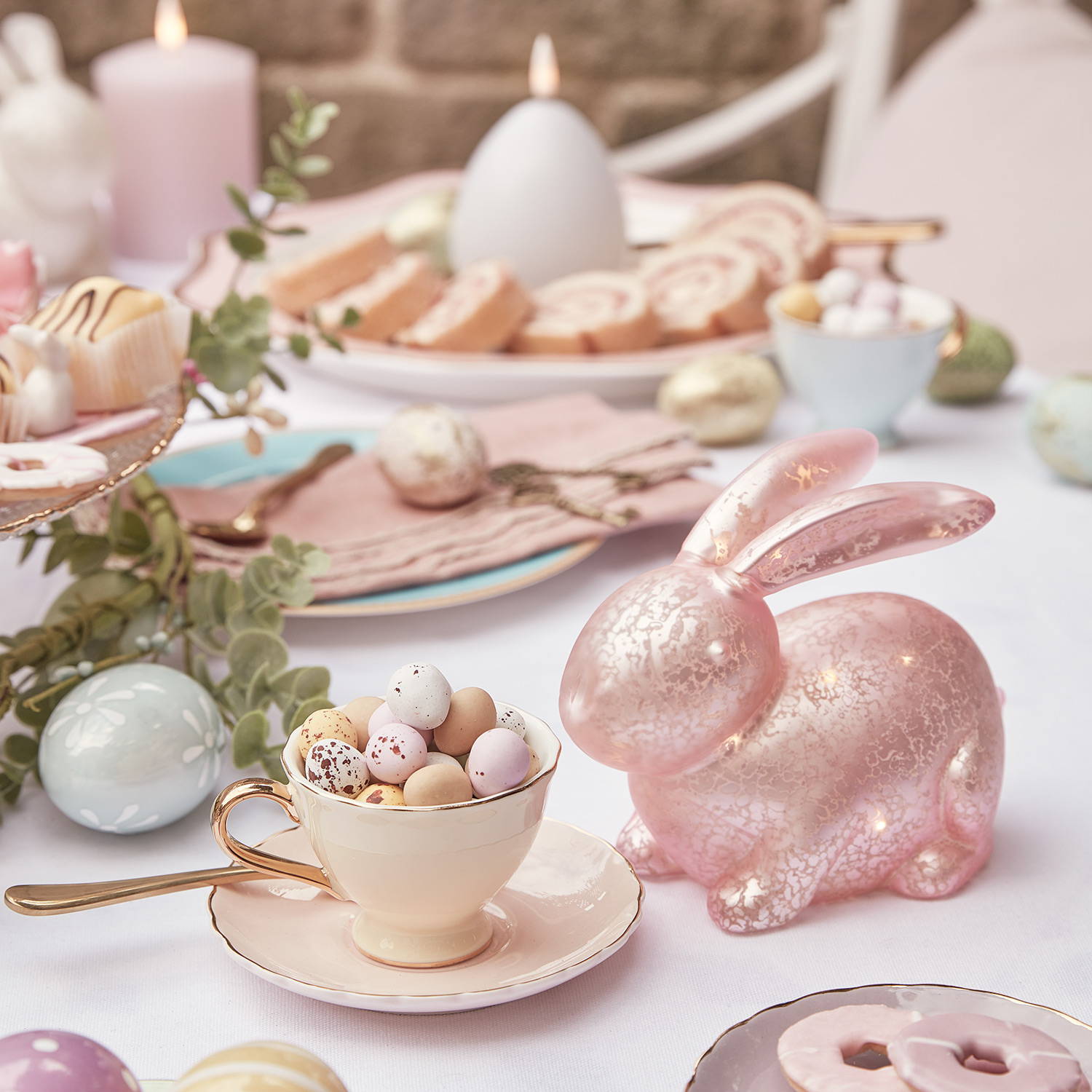Lapin Lumineux Roses en Verre Moucheté en tant de décoration de table de pâques. 