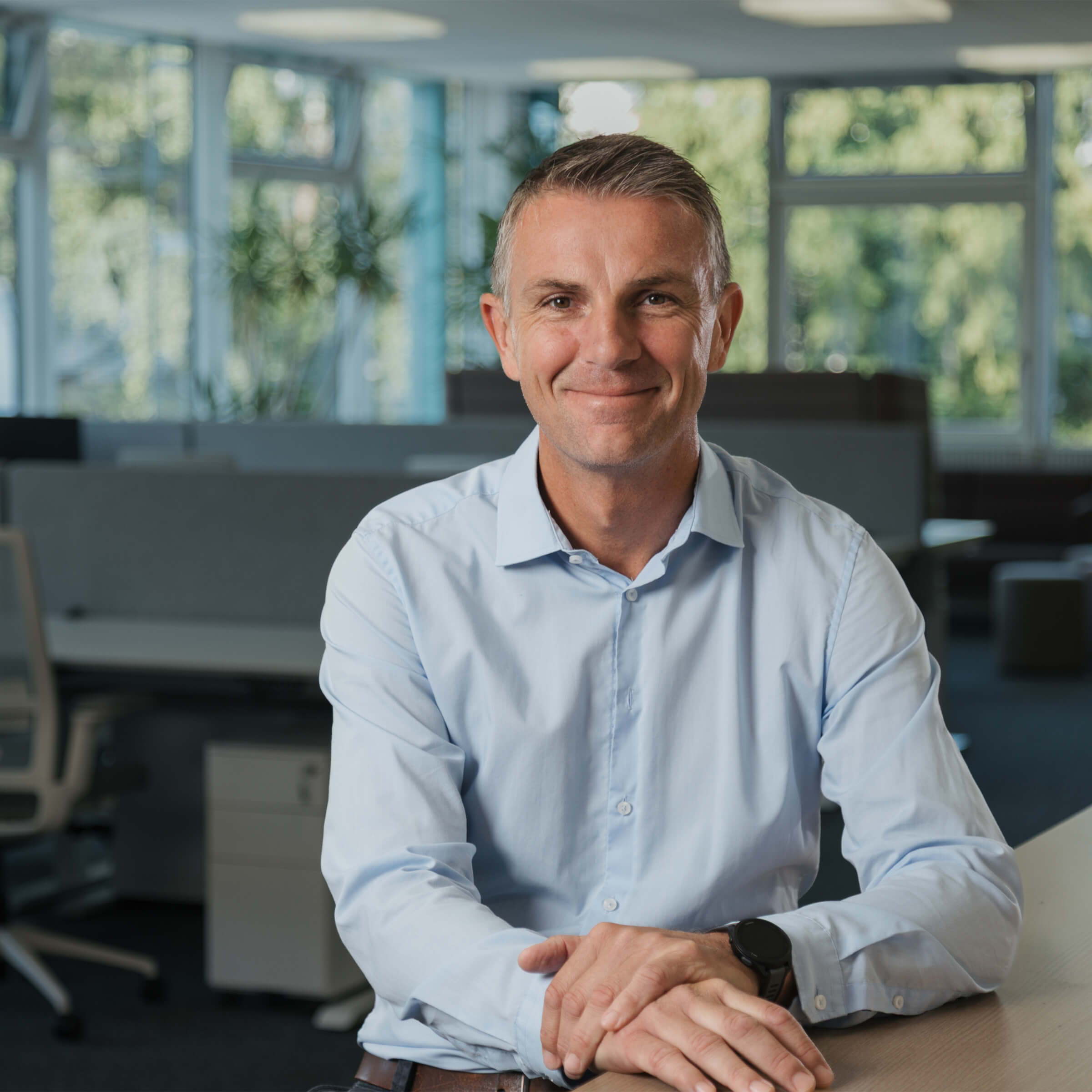  Portrait vom Direktor von der Schule Muri mit einem schönen, modernen Hintergrund seines von ofinto neu bezogenen Büros 