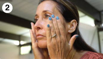 women using emuaidmax in her face
