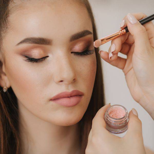 Guide to Applying Natural Makeup - eyes: subtle definition