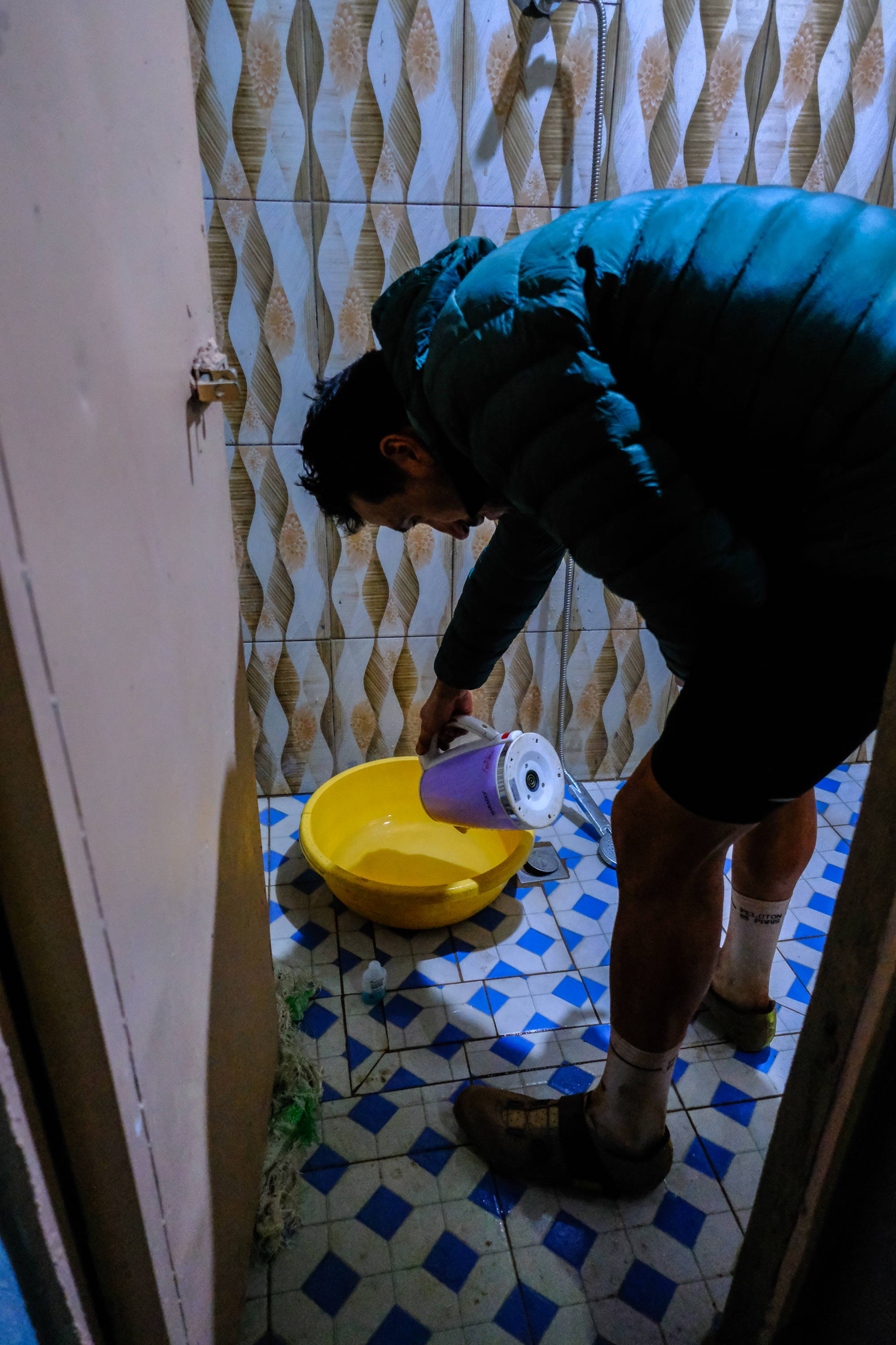 Manu filling up a bowl with a kettle