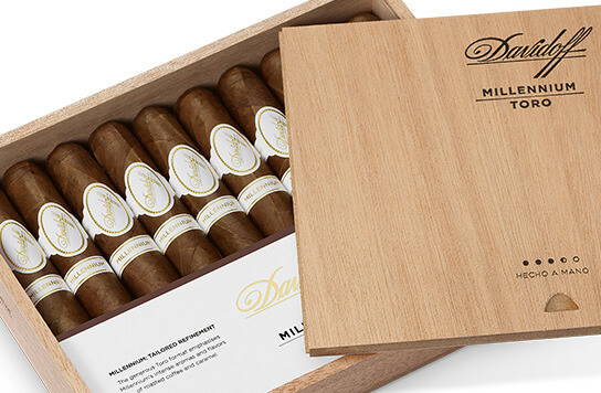 Davidoff Millennium Zigarren in ihrer Kiste mit geöffnetem Deckel.