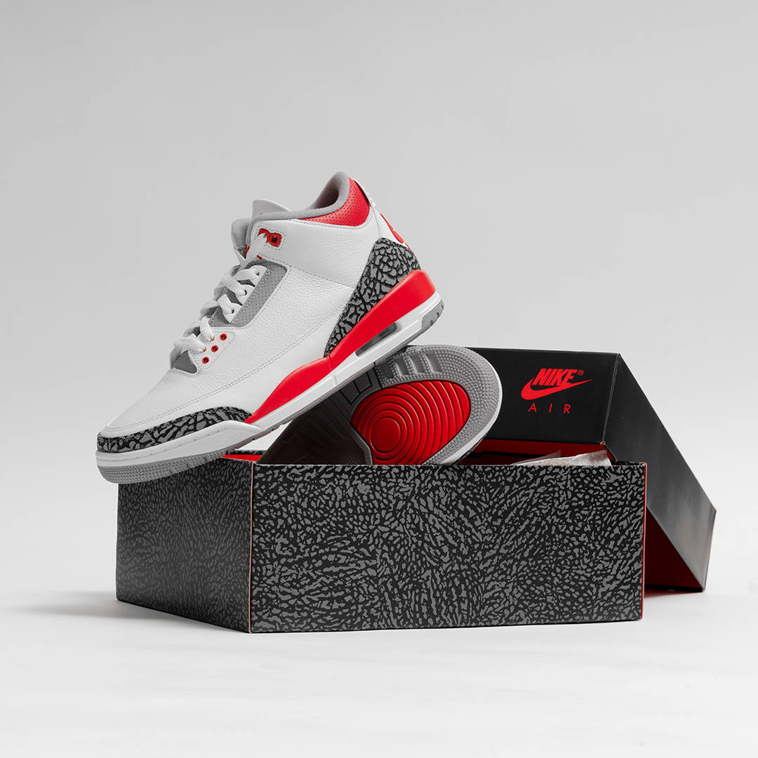 aj3 retro og fire red on top of shoe box