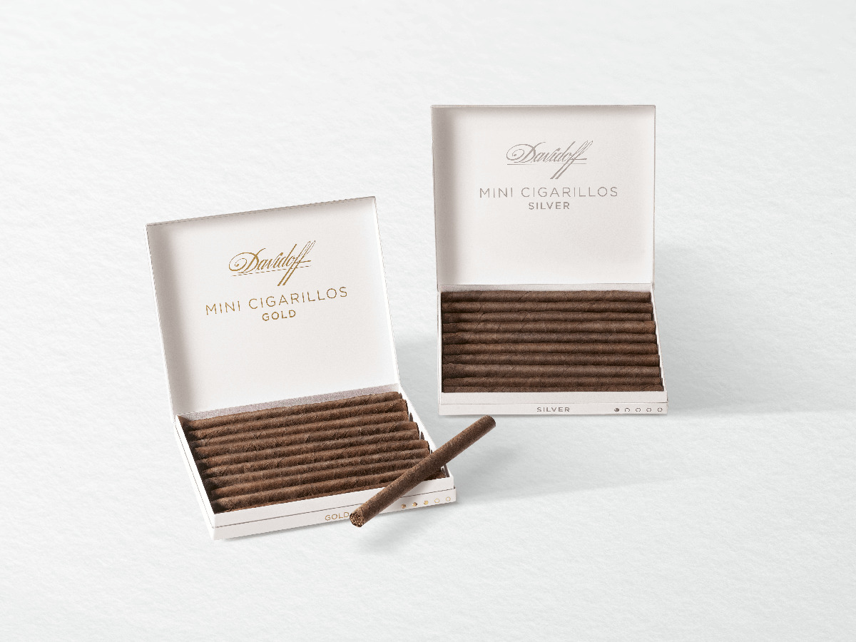 Eine geöffnete Box mit Davidoff Mini Cigarillos Silver neben einer geöffneten Box mit Davidoff Mini Cigarillos Gold.