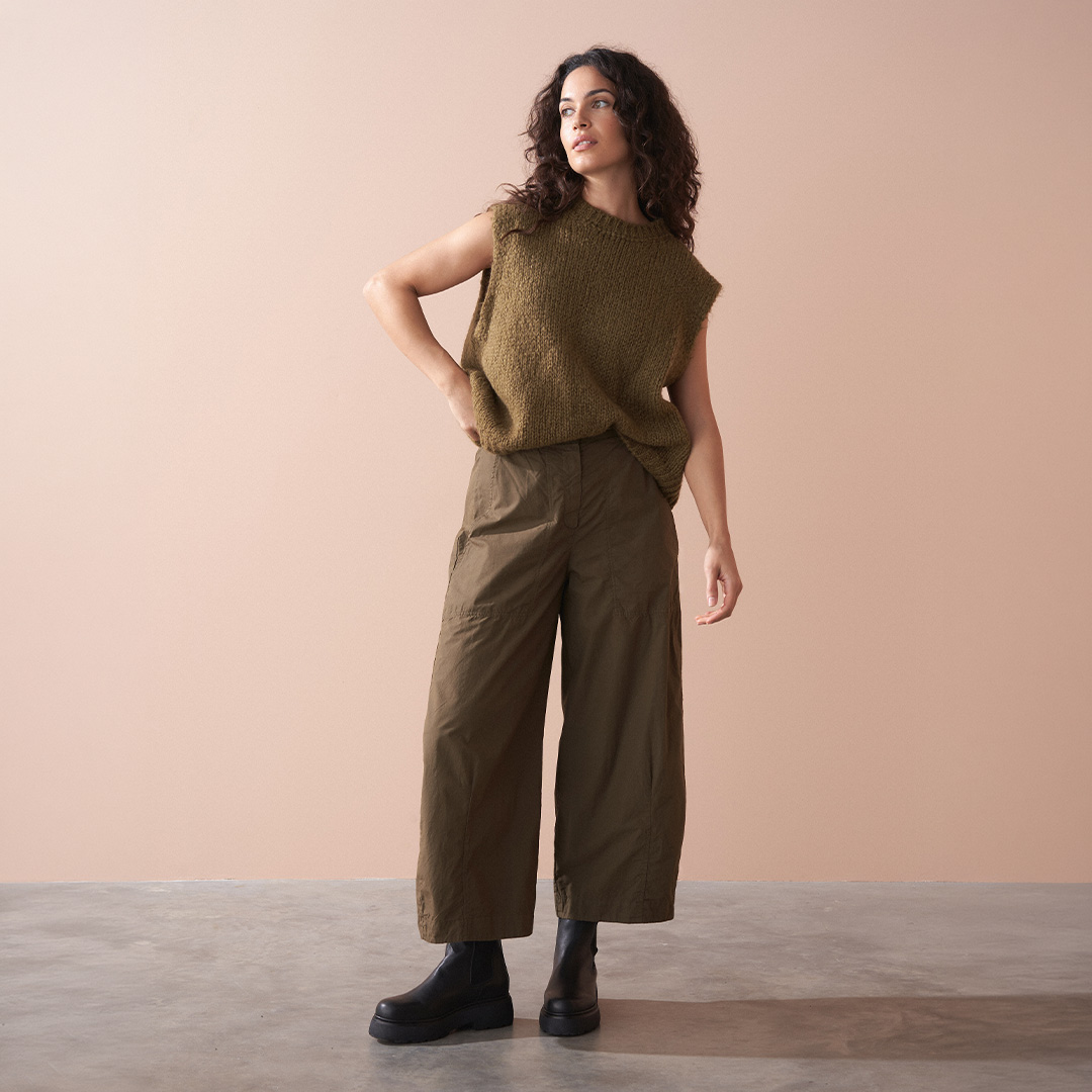 Woman wearing green cotton cargo trousers with chunky black boots