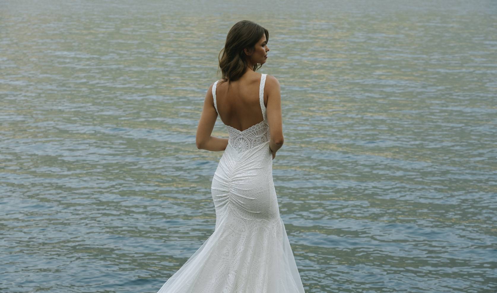 Modell im Sienna-Kleid mit Meer im Hintergrund