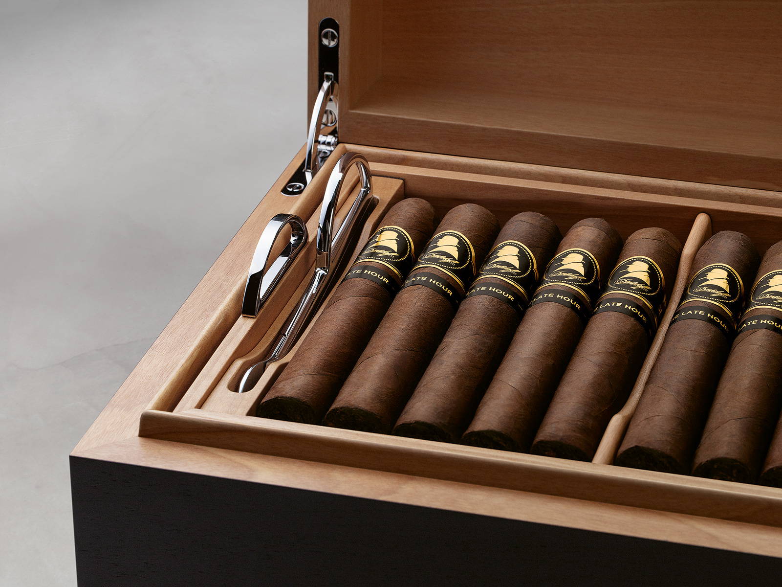 Der geöffnete Davidoff Winston Churchill Ambassador Humidor gefüllt mit «The Late Hour Series» Zigarren.