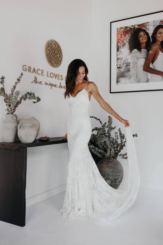 Modelo con el vestido de novia Clo en la tienda Seattle Grace Loves Lace