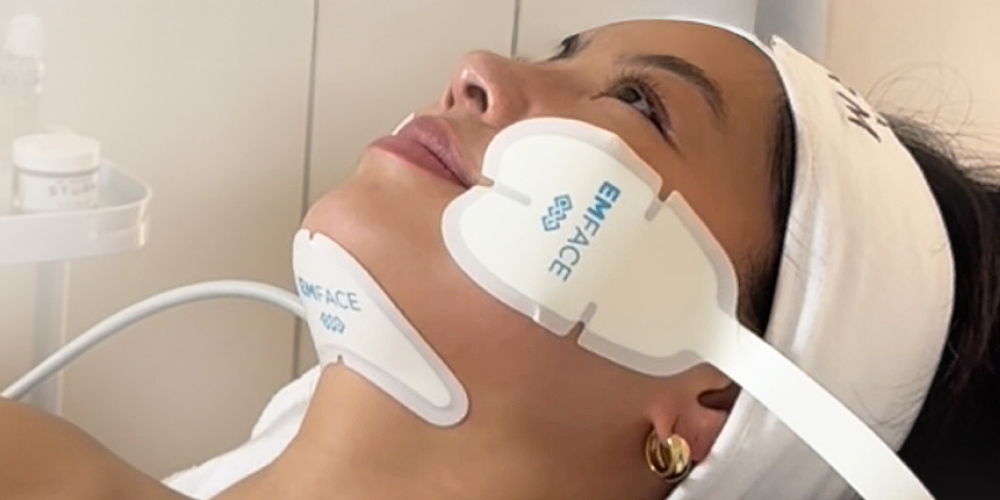 Persona que se somete a un tratamiento facial con electrodos colocados en el rostro.
