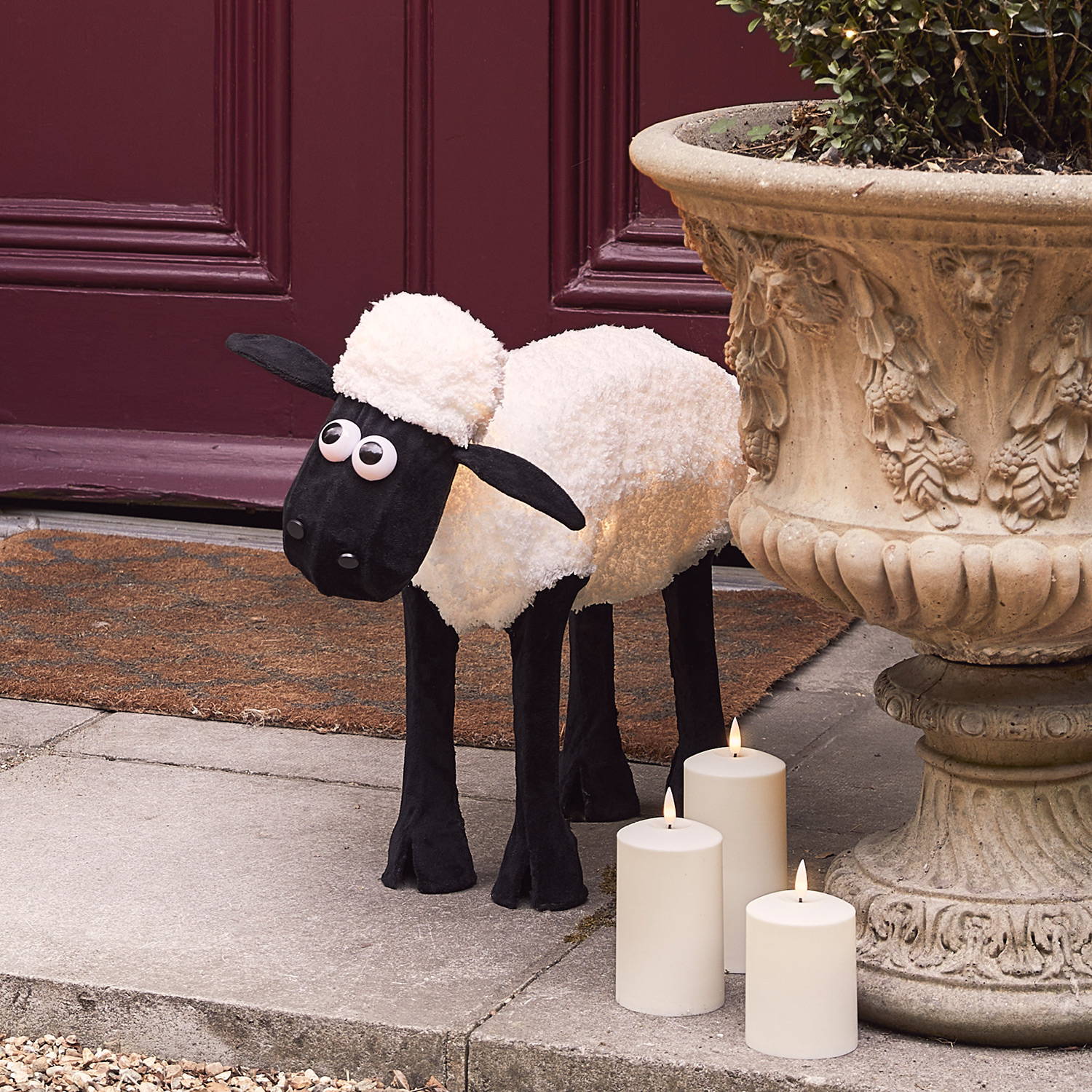 Shaun the sheep vor Haustür mit LED Kerzen