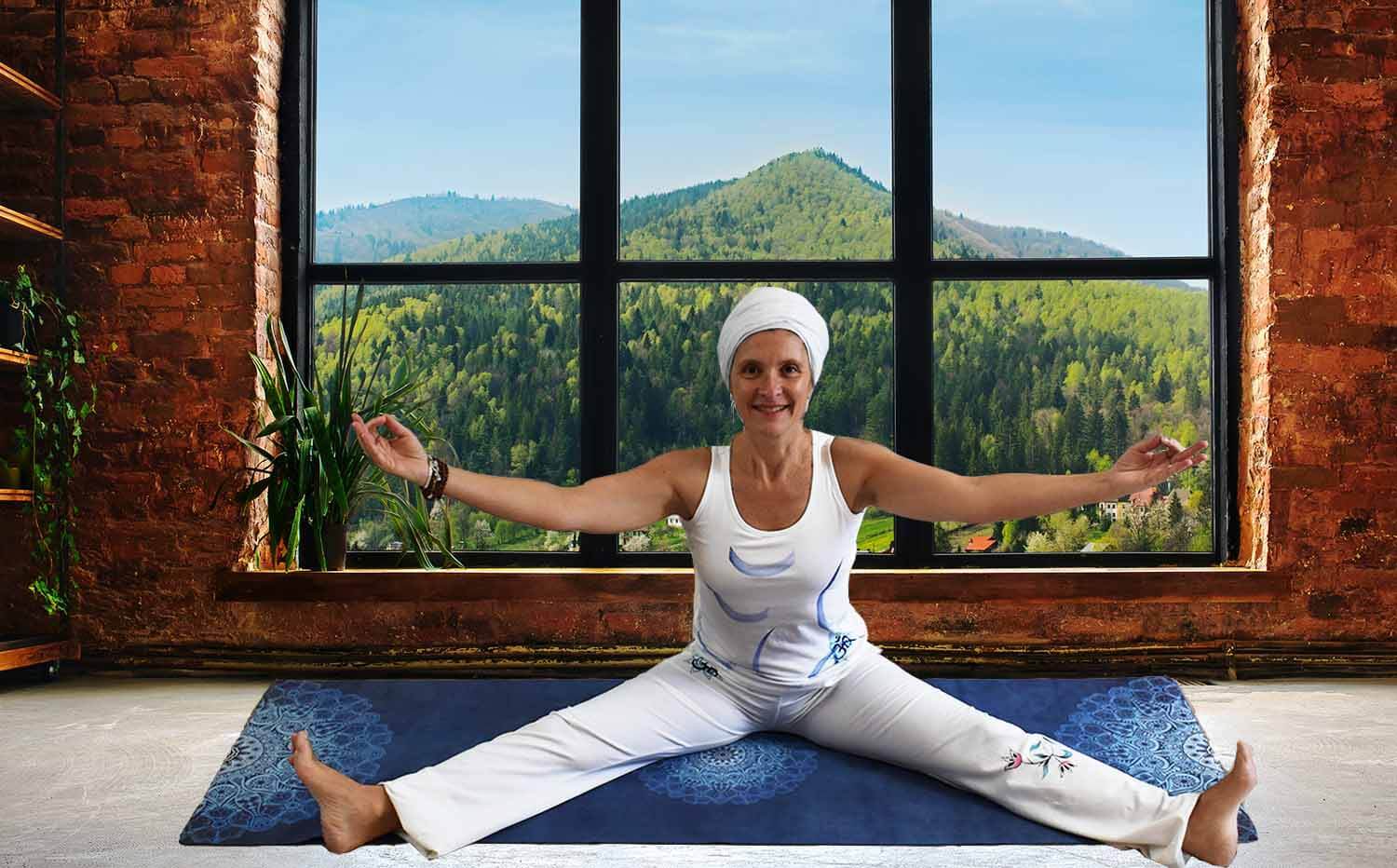 Magasin yoga Montpellier - Combinaison yoga femme Lotus om shanti - Vetement yoga blanc - Yogini en posture Kundalini yoga sur un tapis de yoga pliable - vu sur la montagne - Achamana