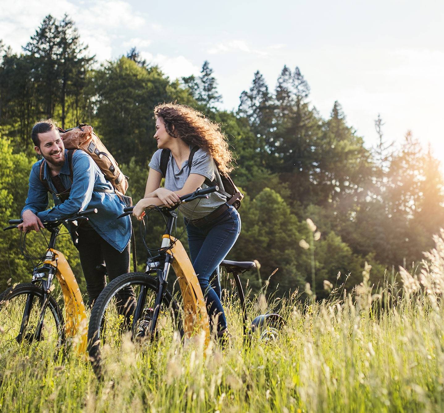  Définir l’allergie aux graminées? Ce jeune couple traverse une prairie à vélo et gère manifestement bien les symptômes.
