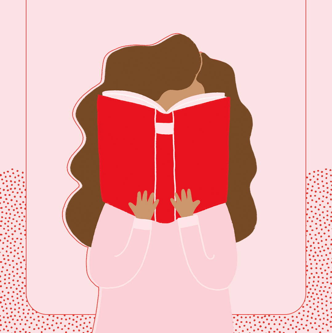 menina segurando um livro vermelho na frente de seu rosto