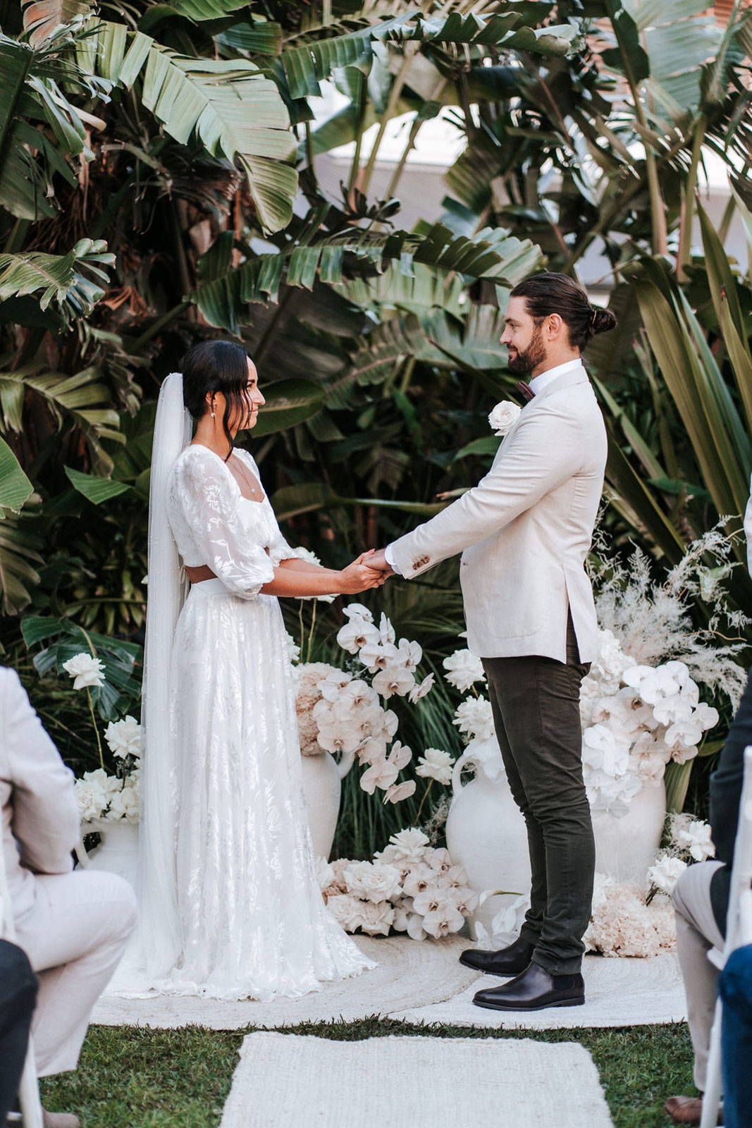 Mariés se tenant la main lors de la cérémonie de mariage