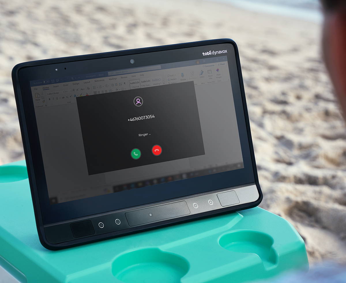 TD Phone visad på en enhet i TD I-Serien när den används ute på stranden.
