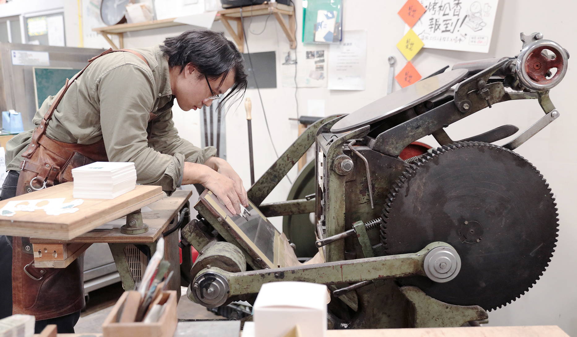 工藝探訪「凸版印刷」：壓印時間凹痕技藝的時分印刷– 土屋鞄製造所