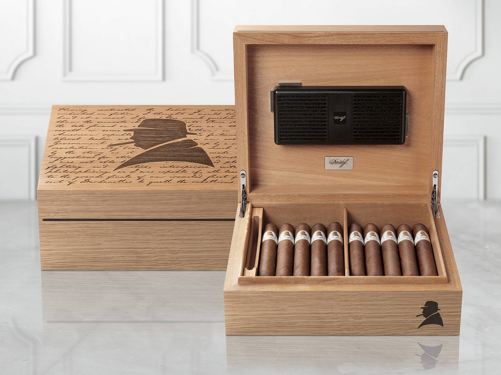 Der geöffnete Davidoff Winston Churchill Primos Humidor mit «The Original Series» Zigarren drin. Nebendran steht noch ein geschlossener Humidor. 