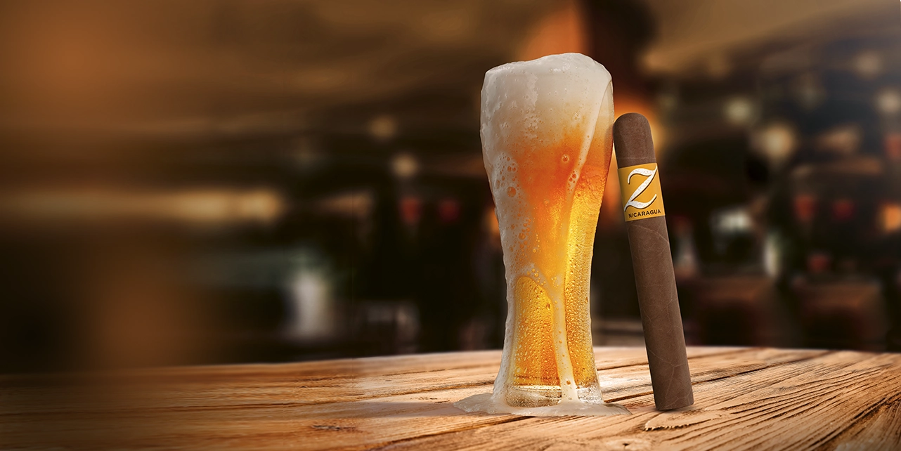  Zino Nicaragua-Zigarre, angelehnt an ein Craft-Bierglas. 