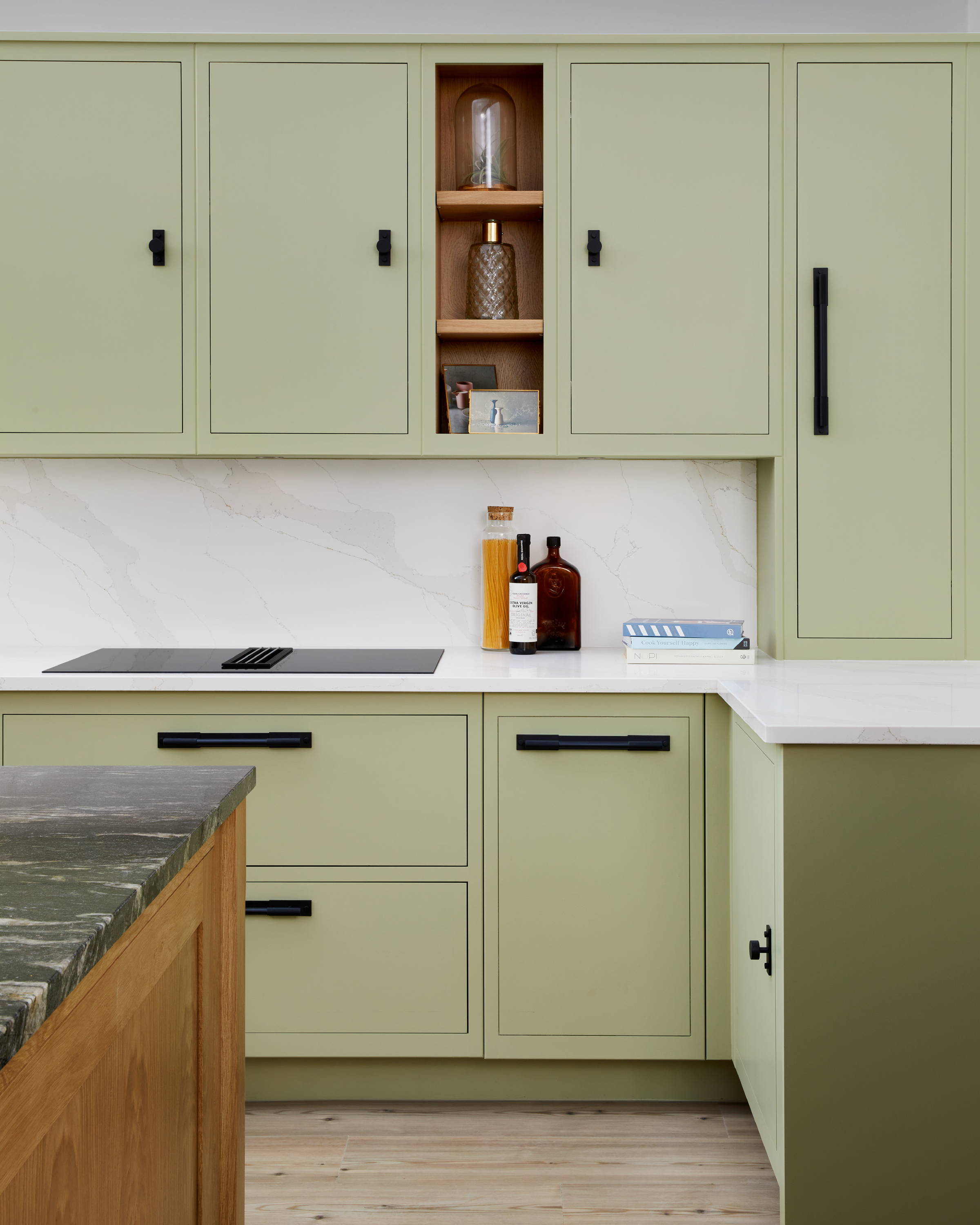 ugentlig Assassin Viewer Two-Tone Kitchen Cabinets: Get The look