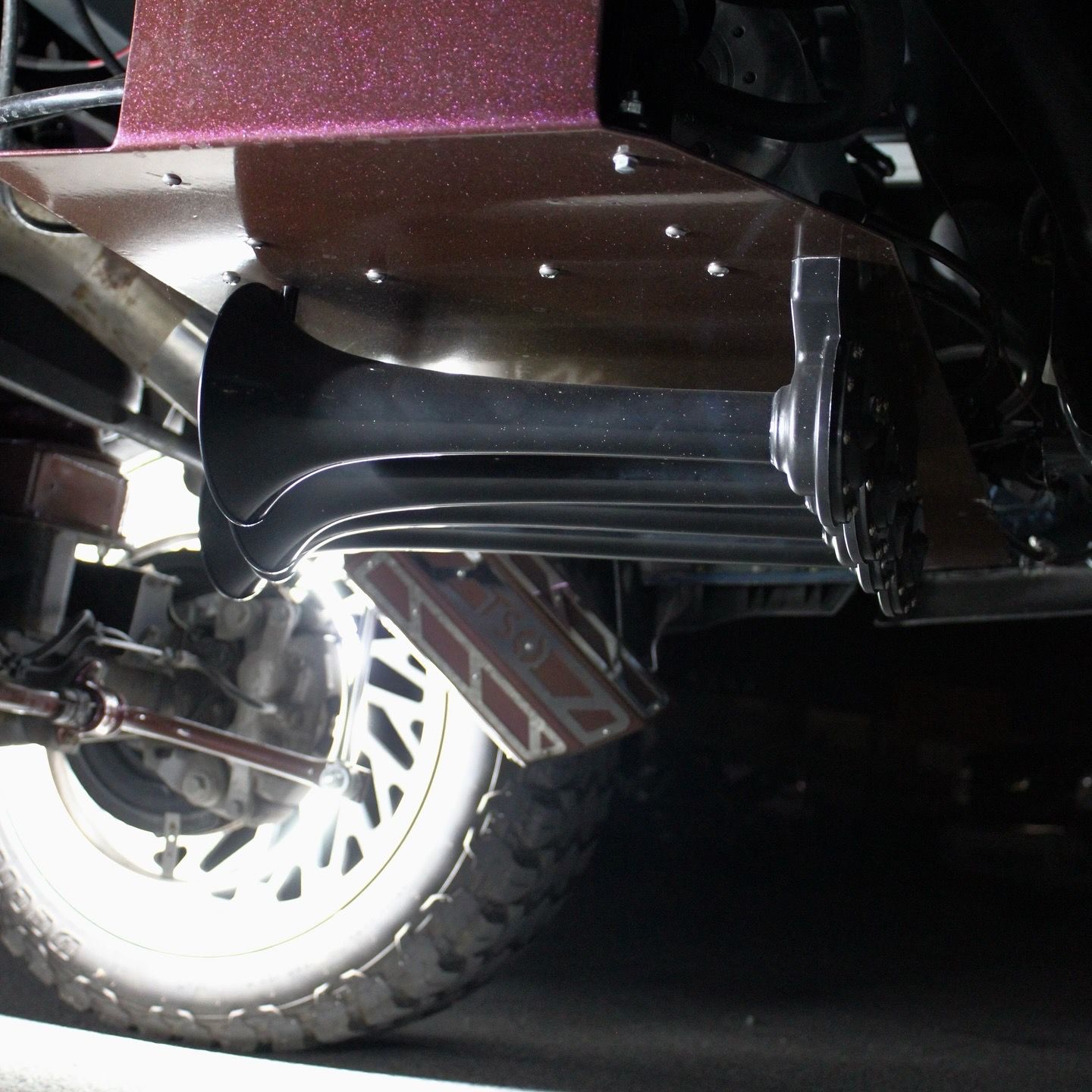 Close-up Shocker XL train horn trumpets air tank compressor or mounting detail Chris' 2022 Ram 2500 gallery photo 4