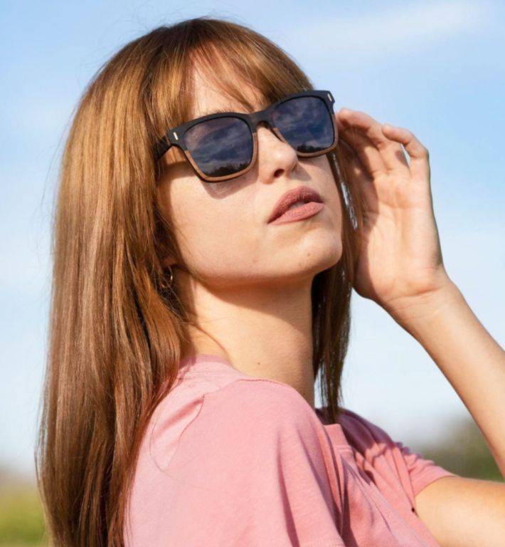 femme portant Oxford, lunettes de soleil carrées polarisées en bois